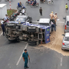 Đụng đuôi ôtô Mercedes ở Sài Gòn, xe tải lật ngang