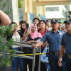 Cựu bảo vệ bắt giữ khoảng 30 con tin trong trung tâm thương mại ở Manila