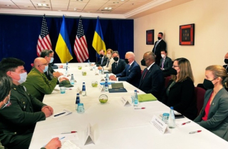 Tổng thống Biden bất ngờ gặp hai bộ trưởng Ukraine lúc nhạy cảm