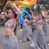 Mê đắm xem gái Tây xinh đẹp nhảy múa trên đường phố Huế