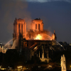 Hàng loạt du khách bật khóc khi lửa bùng lên ở Nhà thờ Đức Bà Paris