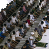 Người Indonesia chen vai cầu nguyện giữa Covid-19