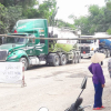 Người dân dựng barie chặn hàng trăm xe tải chở đá gây ô nhiễm