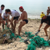 Du khách nước ngoài dọn rác biển Nha Trang vì \