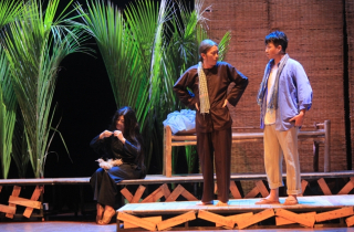 Hoài Linh làm khán giả khóc, cười trong vở kịch \