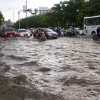 Chỉ mưa hơn 20 phút, đường Nguyễn Hữu Cảnh lại ngập