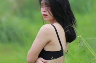 Diễn viên nude dưới hồ sen lại bị chỉ trích vì chụp phản cảm ở đồng cỏ