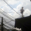 Thanh niên nghi ngáo đá, leo lên dây điện ở Sài Gòn
