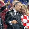 Tổng thống Pháp và Croatia được ca ngợi khi đội mưa trao huy chương World Cup