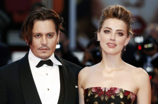 Johnny Depp tố cáo từng bị vợ cũ đánh, dí tàn thuốc vào mặt