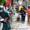 Sài Gòn mưa lớn, người dân qua 