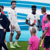 Cầu thủ Anh bị chỉ trích vì tháo bỏ huy chương