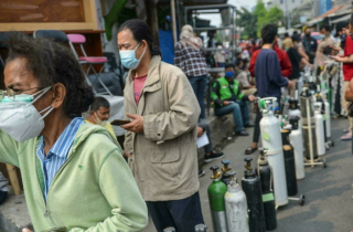 Indonesia nới lỏng hạn chế Covid-19 dù vừa ghi nhận mức tử vong cao kỷ lục