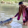 Nữ sinh Mỹ chụp ảnh tốt nghiệp với cá sấu