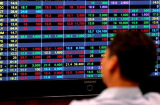 VN-Index giảm gần 18 điểm