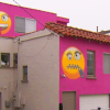 Người phụ nữ vẽ mặt cười khổng lồ lên nhà để trả đũa hàng xóm