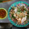 Xe gỏi ngó sen tôm thịt 14 năm trong chợ Sài Gòn