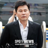 Cựu chủ tịch YG Entertainment đến trình diện cảnh sát sau loạt cáo buộc đánh bạc, môi giới mại dâm