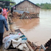 Sụt lún nhấn chìm 9 căn nhà xuống sông ở Sóc Trăng