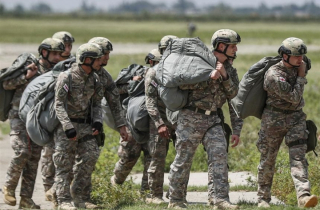 Bùng phát biến chủng Delta, quân đội Mỹ cân nhắc tiêm chủng bắt buộc cho binh sỹ