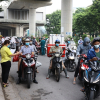 Ảnh: Ngày đầu Hà Nội siết chặt giấy đi đường, xe cộ ùn ứ tại chốt kiểm dịch