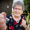 Cụ bà 93 tuổi đối đầu hai tên cướp giật ở Anh