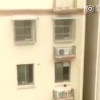 Hai người lạ tay không trèo 4 tầng nhà giải cứu bé gái Trung Quốc mắc kẹt