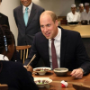 Hoàng tử Anh nhầm lẫn giữa món ăn Nhật Bản và Trung Quốc