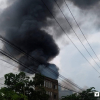 Cháy lớn xưởng sản xuất chổi ở TP.HCM, khói đen cuồn cuộn phủ kín trời