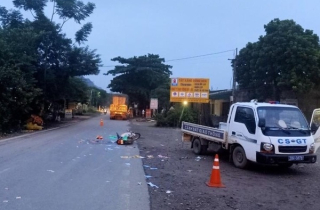 Chồng khóc bên thi thể vợ đang mang thai bị xe cán tử vong ở Hòa Bình