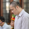 Cựu Phó giám đốc Sở Giáo dục cười nhẹ, 2 thuộc cấp cúi mặt đến tòa ở Hà Giang