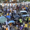 Người biểu tình bao vây nghị sĩ Hong Kong