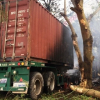 2 xe container đấu đầu, tài xế chết cháy trong cabin