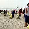 Thị trưởng cho đổ rác ra bãi biển để dân dọn dẹp