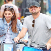 Leo DiCaprio đạp xe dạo phố cùng bạn gái