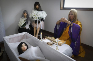 Kỳ dị những đám tang đắt đỏ dành cho búp bê tình dục ở Nhật Bản