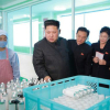 Ông Kim Jong-un tươi cười thăm nhà máy mỹ phẩm cùng vợ