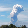 Núi lửa phun cột khói 4.000 m trên đảo vừa bị động đất, sóng thần ở Indonesia