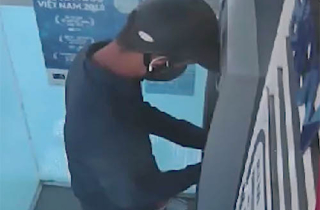 Kẻ gian gắn camera siêu nhỏ vào cây ATM