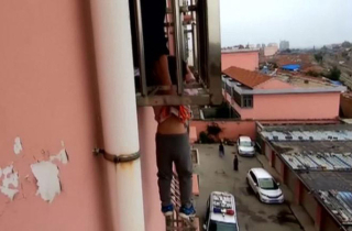 Bé trai bị kẹt đầu, lơ lửng ngoài cửa sổ tầng 4