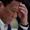 Tổng thống Philippines ngã xe máy