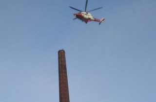 Người đàn ông chết với tư thế treo ngược trên ống khói cao 90 m ở Anh