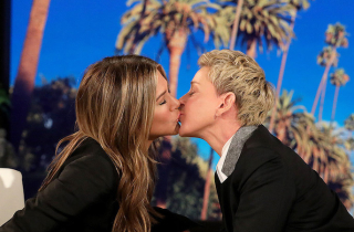 Jennifer Aniston hôn MC đồng tính