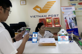 Người dân hào hứng với thanh toán QR Code tại Bưu điện Việt Nam