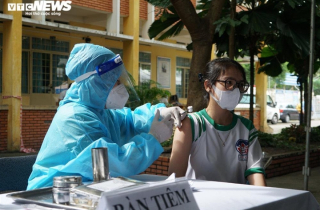 4 học sinh ở TP.HCM phải hoãn tiêm vaccine do từng mắc COVID-19 và có bệnh nền