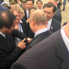 Món quà bất ngờ Tổng thống Putin nhận được tại chân cầu thang máy bay
