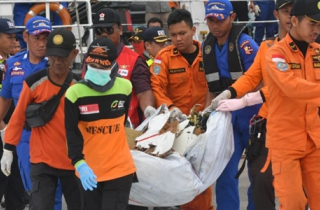 Nhiếp ảnh gia ám ảnh với thi thể không nguyên vẹn trong vụ rơi máy bay Indonesia