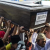 Đám tang nạn nhân đầu tiên được xác định trong vụ máy bay Indonesia rơi