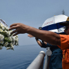 Gia đình các nạn nhân trên máy bay Indonesia cầu nguyện giữa biển