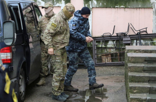Nga giam ba thủy thủ Ukraine trong hai tháng